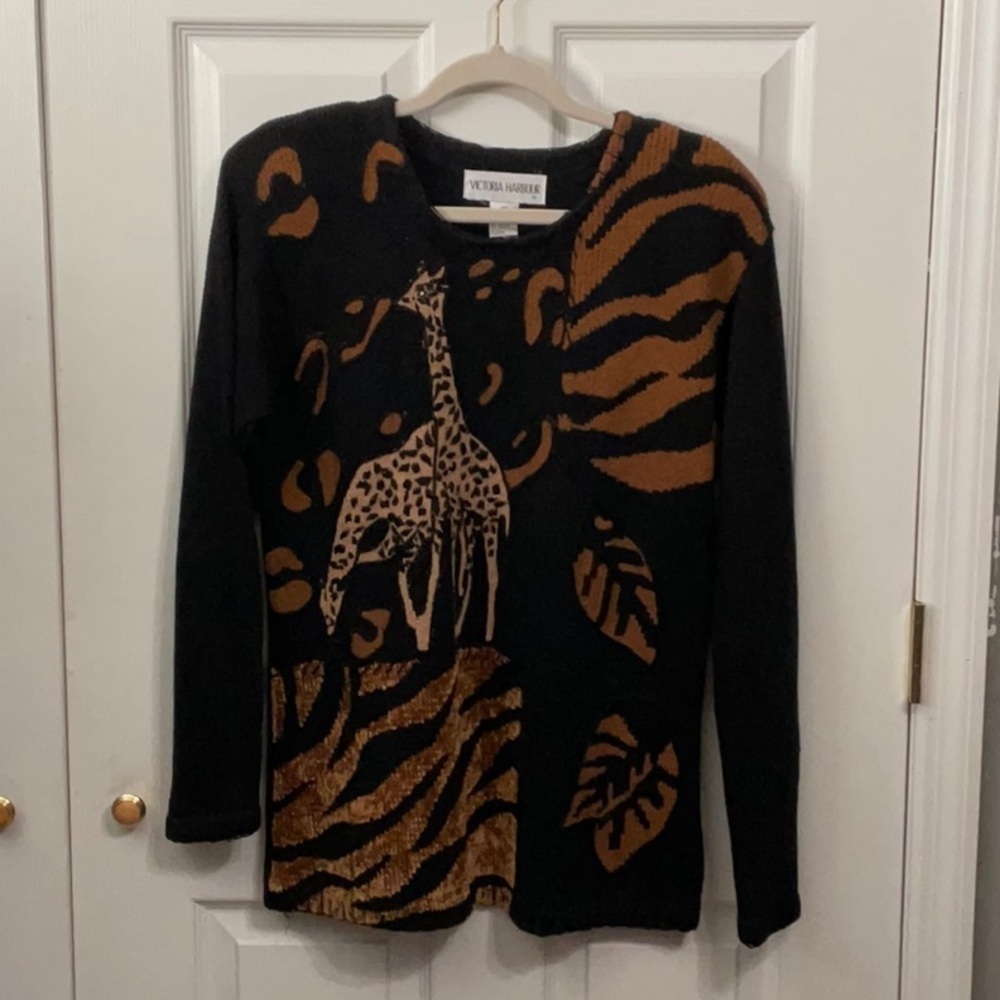 Victoria Harbour vintage sweater. Black. Animal print. Size M